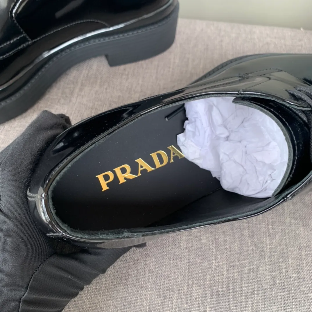 Men's shoes 💰860 hot recommendation ✨PRADA Prada's top purchasing quality imported upper with color-brushed open edge beads carved toe design cowhide lining private molded TPU outsole non-slip, wear-resistant and elastic fashionable and versatile black gray blue burgundy 39-44 in stock (38, 45 customized, non-refundable)